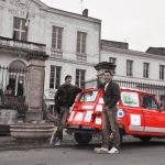 Séance photo, la 4L pose avec le sourire devant la mairie de Saint Macaire (33)