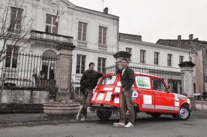 Séance photo, la 4L pose avec le sourire devant la mairie de Saint Macaire (33)